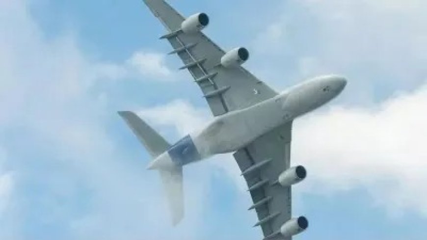 एयरबस A380: दुनिया का सबसे विशाल यात्री विमान, 853 यात्रियों को ले जा सकता है।