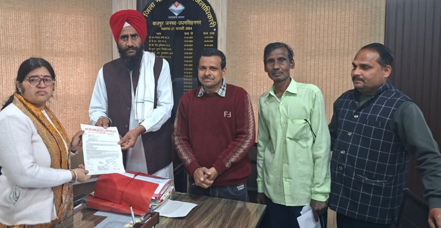 Bajpur : बाजपुर चीनी मिल के मुख्य द्वार पर मजदूरों की गेट मीटिंग