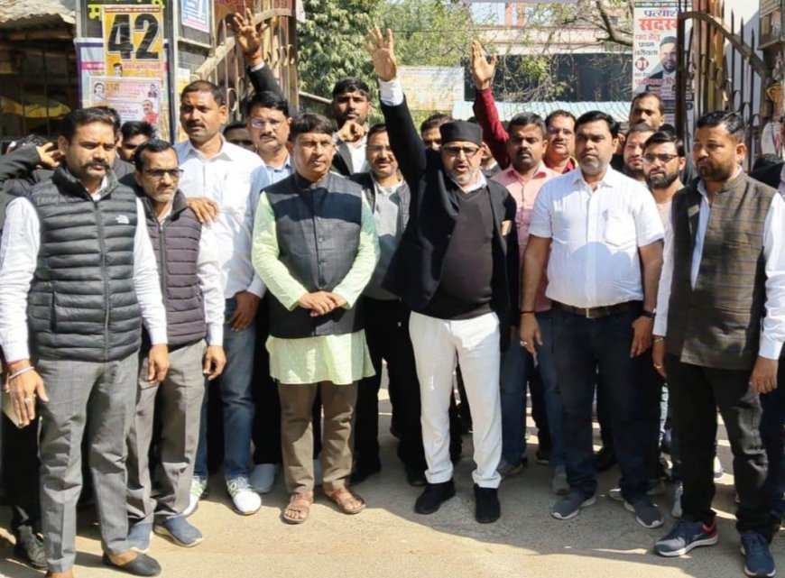 Pratapgarh : प्रतापगढ़ में वकीलों का विरोध प्रदर्शन, रामपुर वकील हत्या और अन्य घटनाओं पर आक्रोश
