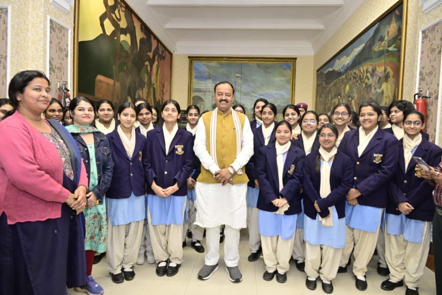 Lucknow : बजट सत्र के दौरान उप मुख्यमंत्री केशव प्रसाद मौर्य से छात्राओं की भेंट, कार्यालय कक्ष के बाहर संवाद व स्मृति चित्र