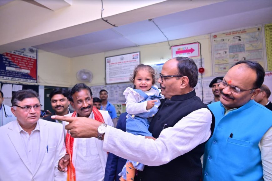 Bhadohi : उत्तर प्रदेश के उप मुख्यमंत्री ब्रजेश पाठक ने भदोही में सामुदायिक स्वास्थ्य केंद्र सुरियावां का निरीक्षण किया