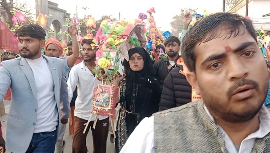 Amroha: महाशिवरात्रि से पहले सद्भाव की मिसाल: मुस्लिम महिला तमन्ना हरिद्वार से कांवड़ लेकर अमरोहा पहुंची। 