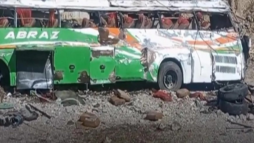 कराची एम-9 मोटरवे पर भीषण हादसा, 13 की मौत 9 घायल; ऑयल टैंकर-बस टक्कर से चेन रिएक्शन।