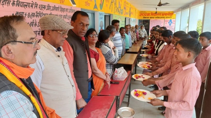 Sambhal: जहाँ बच्चों ने पूजे माता-पिता: भवानीपुर विद्यालय में संस्कारों का अनूठा आयोजन। 