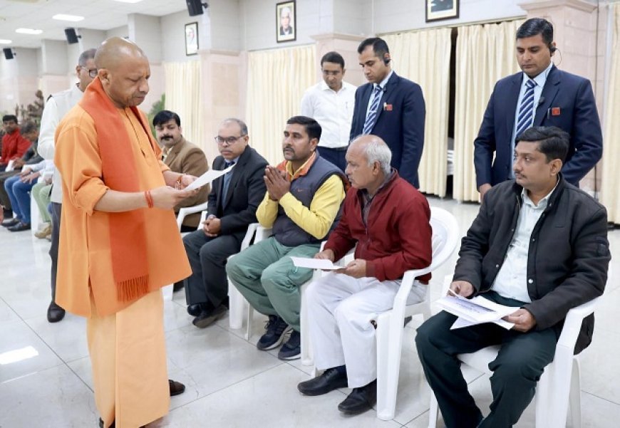 Lucknow: योगी ने लखनऊ में किया जनता दर्शन: हर फरियादी से की मुलाकात, समस्याओं के निस्तारण के दिए निर्देश। 