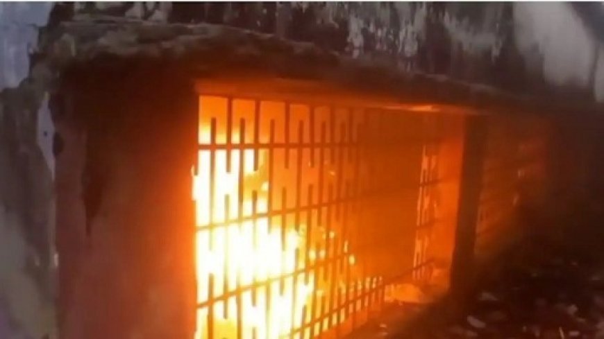 धनबाद के हीरापुर एचई हाई स्कूल में स्टोर रूम में लगी भीषण आग, रविवार शाम कोई जनहानि नहीं।