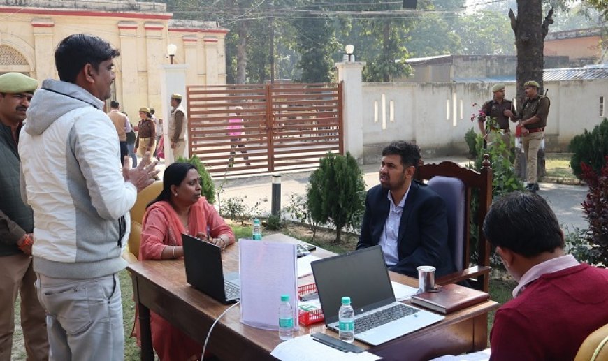 Hardoi: जिलाधिकारी अनुनय झा ने जन सुनवाई में सुनी आमजन की 74 शिकायतें, कई का मौके पर किया निस्तारण।