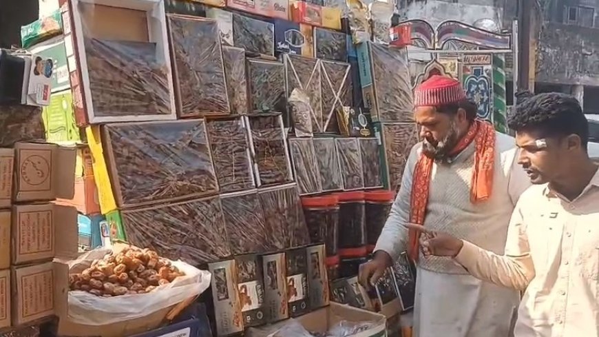 Sambhal: रमज़ान से पहले खजूर बाज़ार सजा, मगर खरीदार गायब: महंगाई की मार, आधी रह गई बिक्री। 