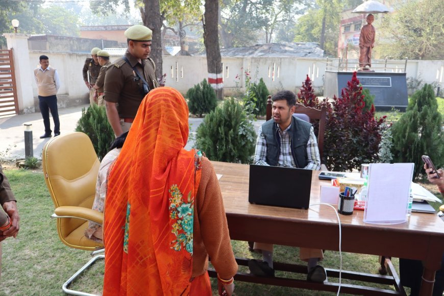 Hardoi : हरदोई में जिलाधिकारी ने जन सुनवाई में 45 शिकायतें सुनीं, कई का मौके पर निस्तारण किया