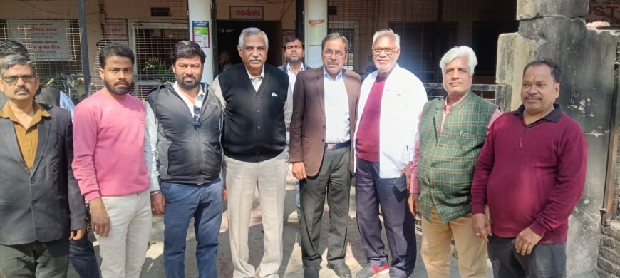 Hathras : हाथरस में जीएसटी कार्यालय में एसआईआर ड्यूटी से काम प्रभावित, व्यापारियों ने किया प्रदर्शन