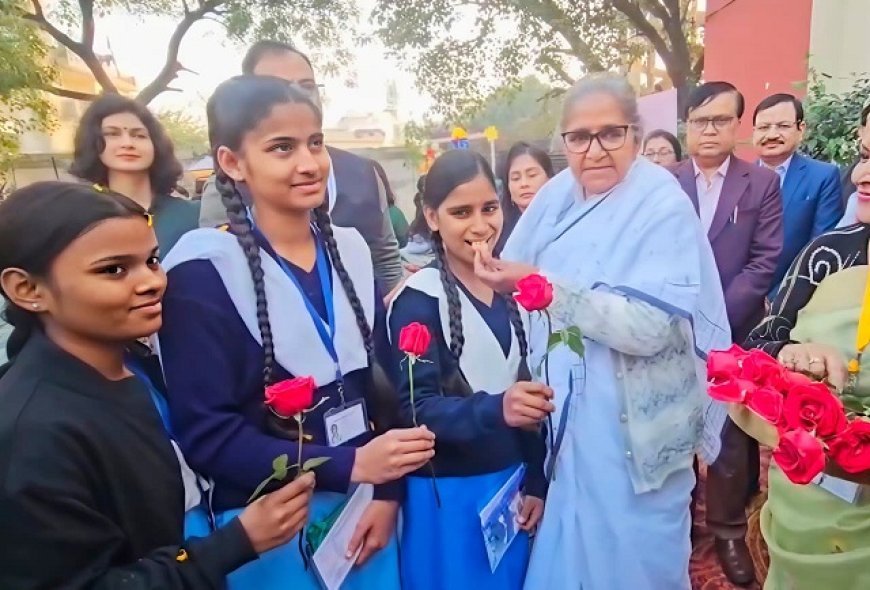 Lucknow: गुलाब देवी ने यूपी बोर्ड परीक्षा के प्रथम दिन किया निरीक्षण, छात्राओं का बढ़ाया उत्साह। 