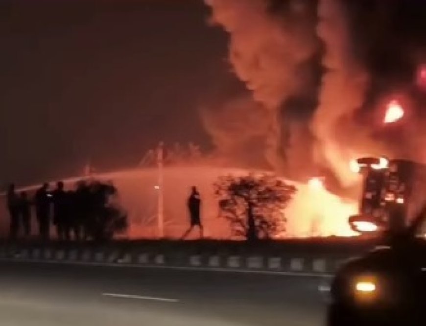 हाईवे पर मोबिल ऑयल टैंकर बना आग का गोला, बिजली के खंभे से टकराकर पलटा टैंकर, लपटें 100 फीट ऊंची उठीं।