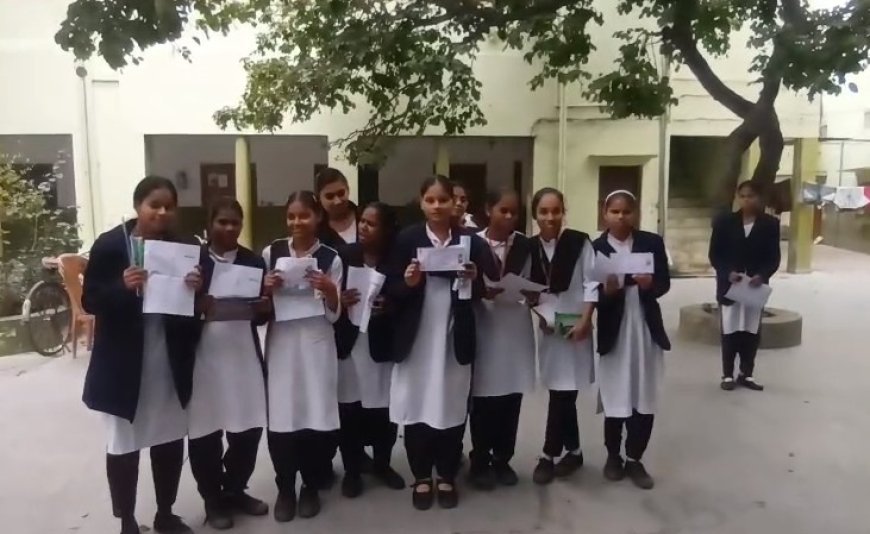 Sambhal: दसवीं की हिंदी परीक्षा के बाद खिले चेहरे, छात्रों ने बताया आसान और पाठ्यक्रम से जुड़ा रहा प्रश्नपत्र। 