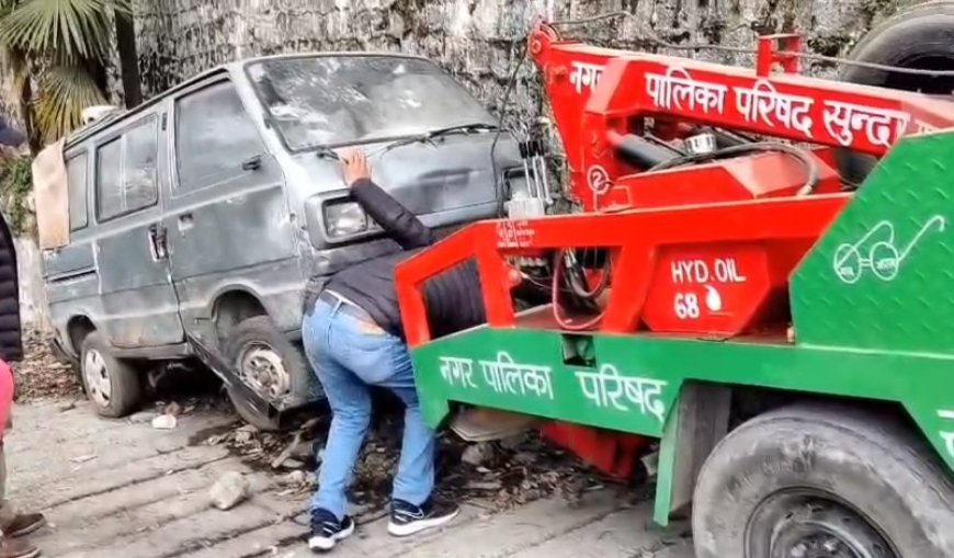 मसूरी में अतिक्रमण पर सख्ती, कसमंडा रोड पर नगर पालिका की बड़ी कार्रवाई, सामान और जर्जर वाहन जब्त।