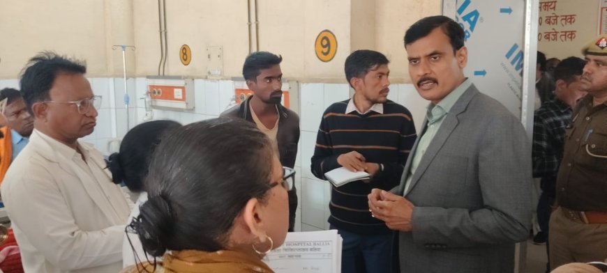 Ballia : बाहर की दवा लिखने पर डॉक्टर को दिया नोटिस, 545 रुपये लौटाने के दिए निर्देश, अस्पताल निरीक्षण के दौरान डीएम ने दिखाए सख्त तेवर