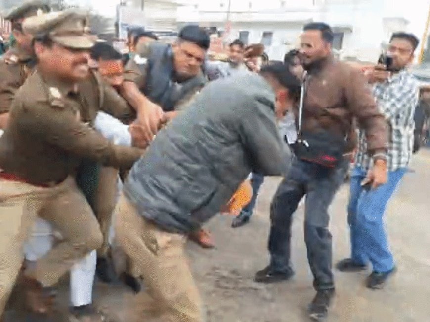 Hapur : गढ़मुक्तेश्वर में किसान नेता ने आत्मदाह की कोशिश की, पुलिस ने पेट्रोल कैन छीनकर रोका