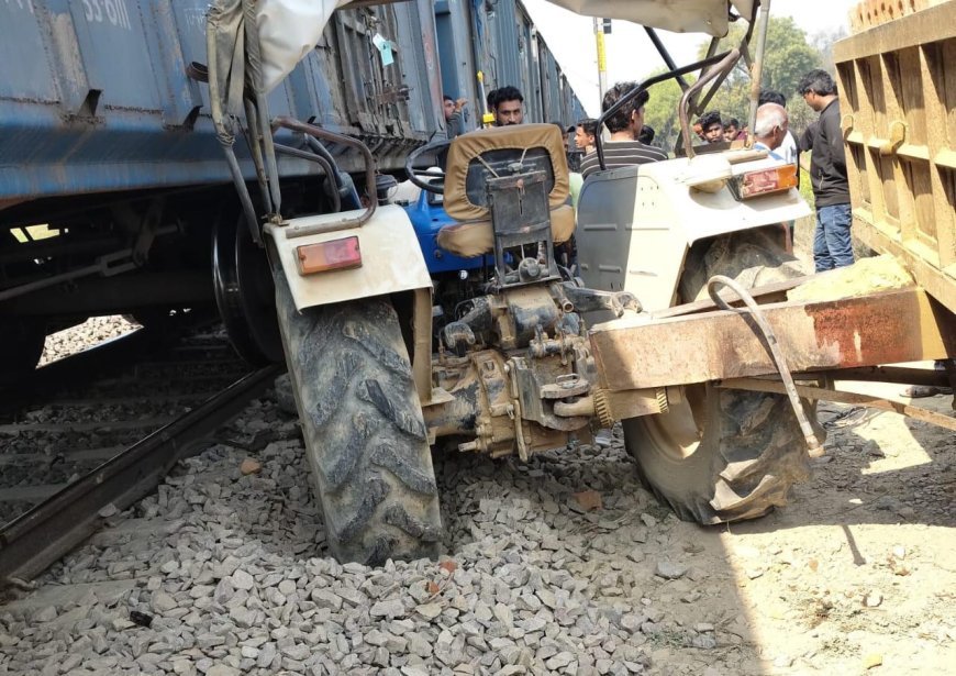 Lucknow : सुल्तानपुर में लखनऊ-वाराणसी रेल ट्रैक पर ट्रैक्टर से मालगाड़ी की टक्कर, बड़ा हादसा टला