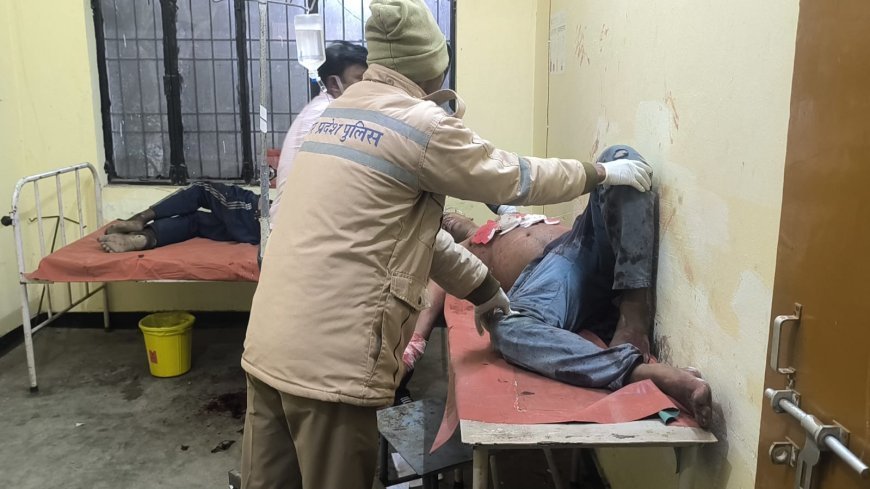 Sitapur : ठाकुर नगर में पारिवारिक विवाद में मझले भाई ने बड़े भाई, भाभी और छोटे भाई पर धारदार हथियार से हमला किया, दो की मौत