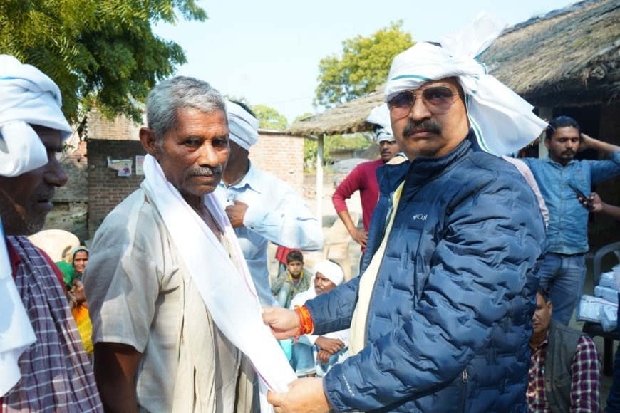 Hardoi : संडीला में भाजपा नेता अजय कुमार सिंह आदित्य ने किसानों को हंसिया, दरेती और गमछा बांटे