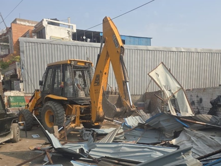 Lucknow : गोमती नगर में 05 अवैध कार वर्कशॉप पर एलडीए ने चलाया बुलडोजर, एलडीए उपाध्यक्ष के निर्देश पर प्रवर्तन टीम ने की कार्रवाई 