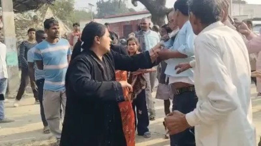 सीतापुर में बुर्का पहनकर पति की जासूसी करने वाली पत्नी ने चौराहे पर की जमकर पिटाई।