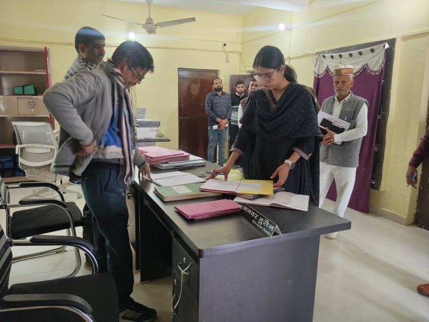 Hardoi : माधौगंज ब्लॉक का मुख्य विकास अधिकारी सान्या छाबड़ा ने किया औचक निरीक्षण, ग्राम विकास अधिकारी निलंबित