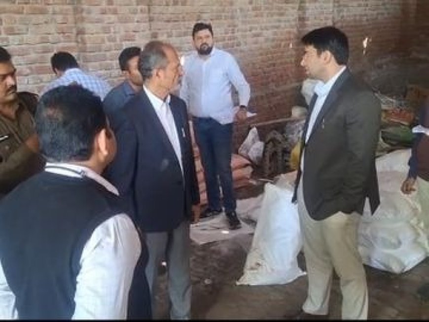 हाथरस में नकली खाद फैक्ट्री का पर्दाफाश, डीएम के आदेश पर प्रशासन की टीम ने मारा छापा, गोदाम सील, भारी मात्रा में यूरिया बरामद। 