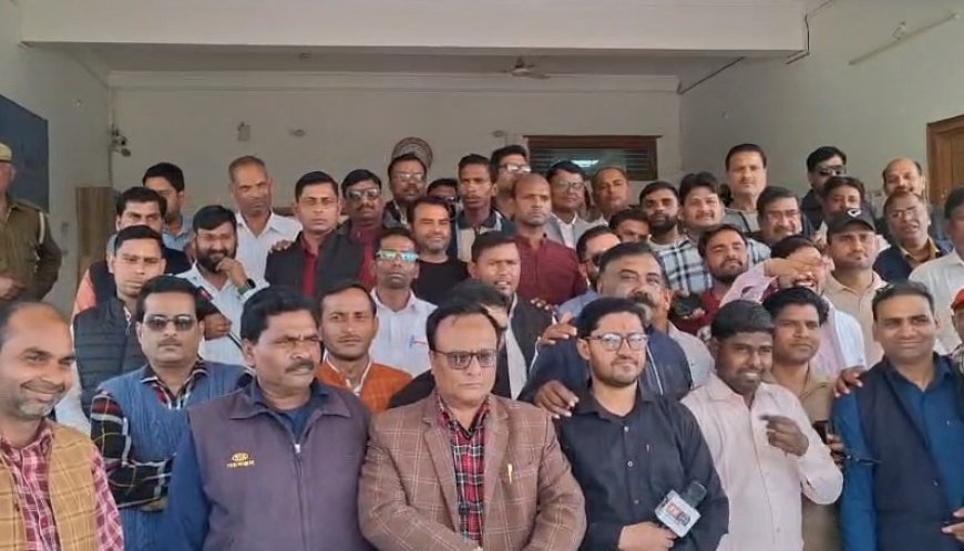 Sambhal : रामपुर में पत्रकार पर हमले के विरोध में सम्भल के पत्रकारों का प्रदर्शन, डीएम-एसपी को सौंपा ज्ञापन। 