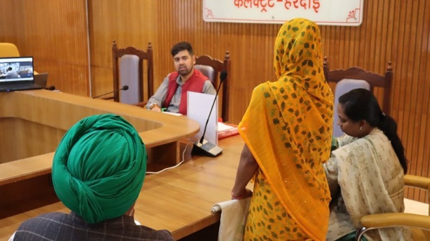 Hardoi: जिलाधिकारी अनुनय झा ने जन सुनवाई में सुनी जनता की व्यथा, 32 शिकायतों का मौके पर निस्तारण। 