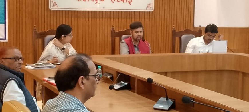 Hardoi: जिलाधिकारी अनुनय झा की अध्यक्षता में हुई जिला वृक्षारोपण, पर्यावरण एवं गंगा समिति की बैठक। 