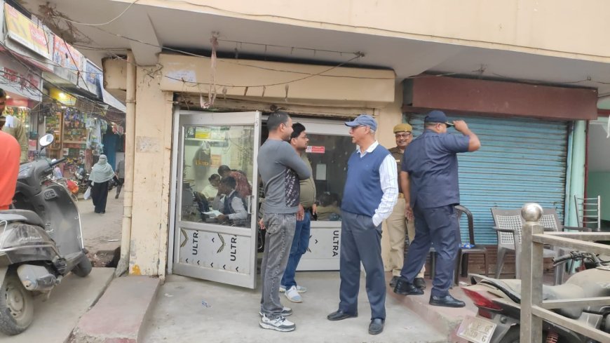 Maharajganj : महराजगंज के घंटाघर चौराहे के पास चार्टर्ड अकाउंटेंट के घर और कार्यालय पर सीजीएसटी की बड़ी छापेमारी