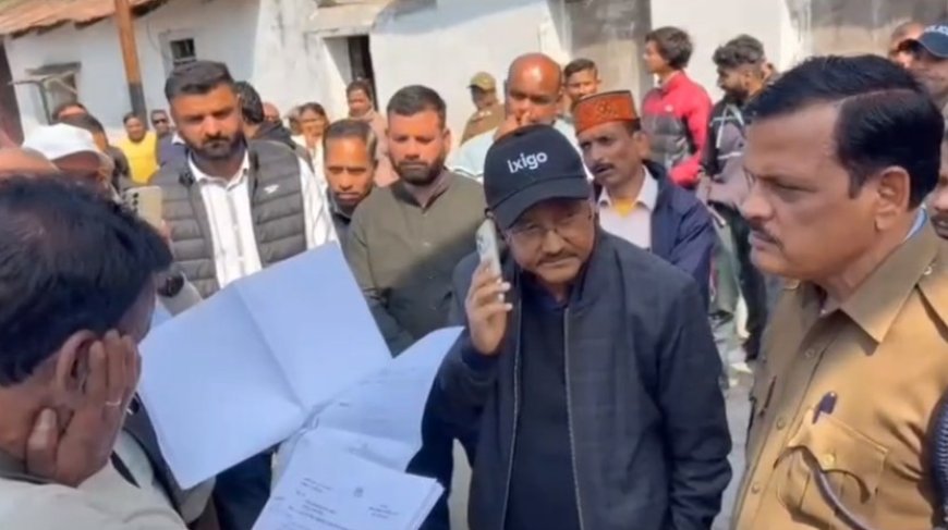 मसूरी रेलवे भूमि विवाद गहराया, नोटिस के बाद लोगों का विरोध, बोले 'बिना सबूत किया जा रहा परेशान'।