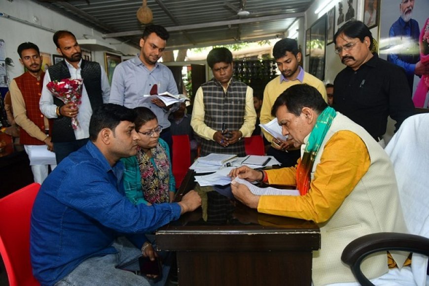 Lucknow: ए के शर्मा ने जनसुनवाई में सुनी जनता की समस्याएं, दिए त्वरित निस्तारण के सख्त निर्देश।