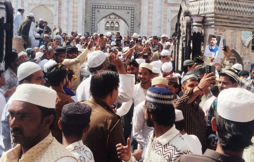 Deoband : भीम आर्मी कार्यकर्ताओं ने रोजेदारों पर की पुष्प वर्षा