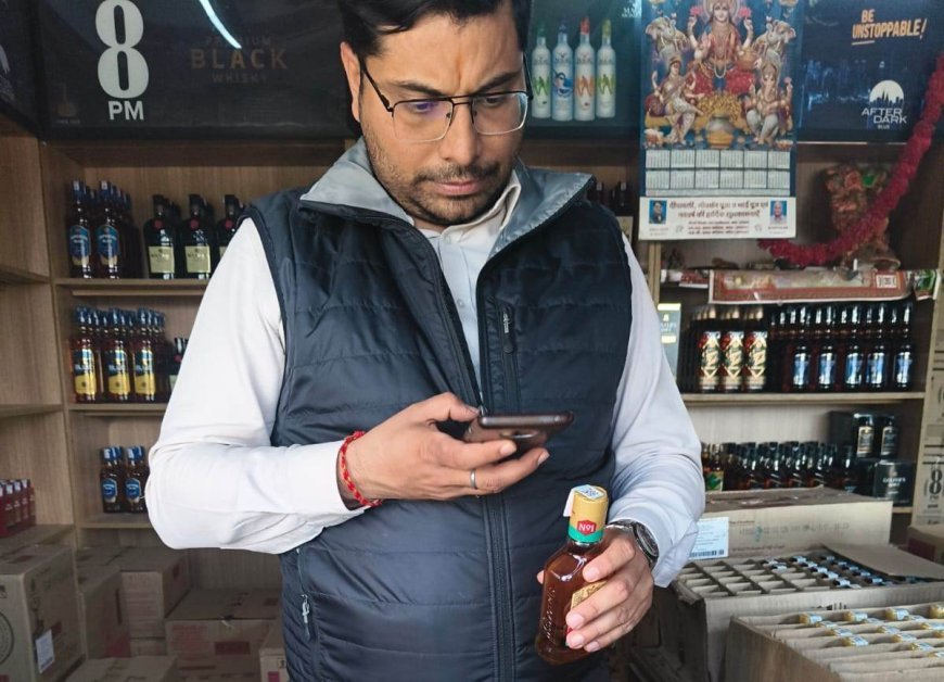 Hathras : होली से पहले हाथरस में आबकारी टीम का औचक निरीक्षण, स्टॉक का मिलान किया