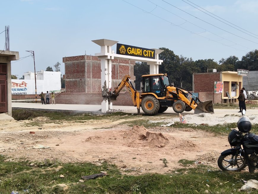 Sitapur : अवैध प्लाटिंग पर प्रशासन का बुलडोजर चला, गौरी सिटी और बाराभारी में निर्माण ध्वस्त