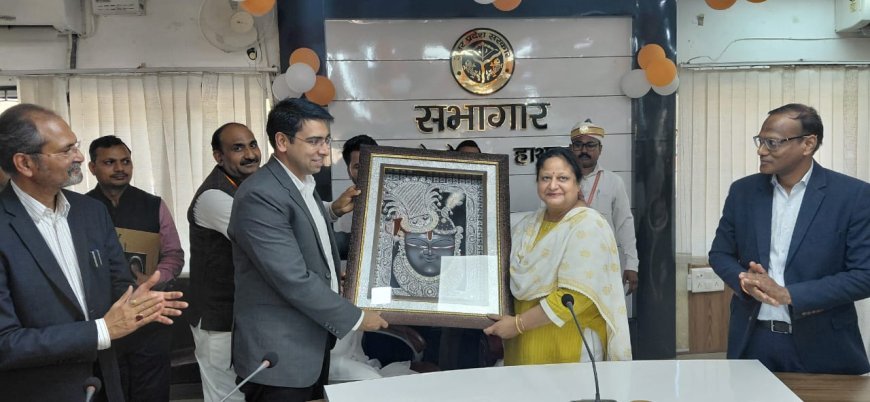 Hathras : आयुक्त अलीगढ़ मंडल ने हाथरस कलेक्ट्रेट का निरीक्षण किया, विभिन्न विभागों को दिए निर्देश