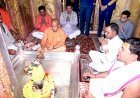 Varanasi: सीएम योगी ने काशी विश्वनाथ धाम में किया पूजन-अर्चन, ‘काशी कोतवाल’ काल भैरव के चरणों में झुकाया शीश। 