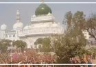 हाजी वारिस अली शाह की मजार पर बिखरे होली के रंग: हिंदू-मुस्लिम युवाओं ने मिलकर निभाई 100 साल पुरानी परंपरा। 