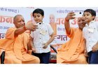 Lucknow : ... और पूरी हो गई स्कूली बच्चे की इच्छा, सेल्फी लेने की कोशिश कर रहे बच्चे को मुख्यमंत्री योगी आदित्यनाथ ने मंच पर बुलाया 