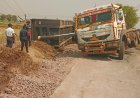 Hathras : सासनी में डम्पर पलटने से बिजली के खंभे टूटे, चालक और परिचालक सुरक्षित बचे