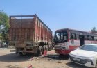 Sitapur : तेज रफ्तार बस और ट्रक की भिड़ंत, 10 यात्री घायल, ओवरटेक के चक्कर में हुआ हादसा