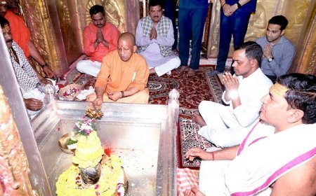 Varanasi: सीएम योगी ने काशी विश्वनाथ धाम में किया पूजन-अर्चन, ‘काशी कोतवाल’ काल भैरव के चरणों में झुकाया शीश। 