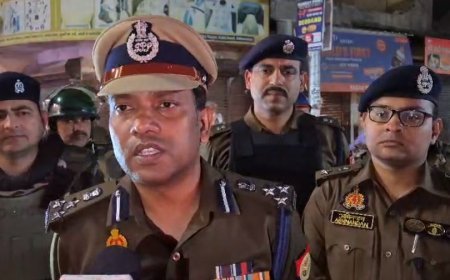 Deoband: होली पर्व को लेकर देवबंद में पुलिस का फ्लैग मार्च, शांति व सौहार्द बनाए रखने की अपील। 