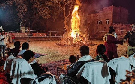 Hardoi: श्रद्धा और परंपरा के साथ मनाया गया होलिका दहन, पुलिस लाइन में भी पारंपरिक आयोजन।
