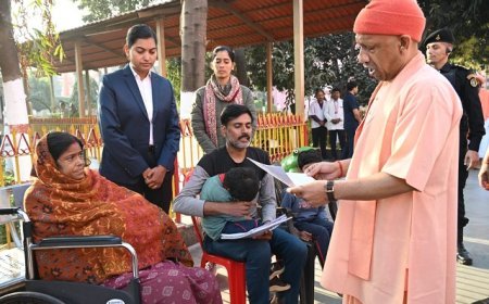 सीएम योगी ने जनता दर्शन में दिया बड़ा आश्वासन: गंभीर बीमारियों के इलाज के लिए बेफिक्र रहें, सरकार देगी पूरी आर्थिक मदद