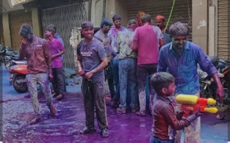 Ayodhya: अयोध्या में सूतक काल के बीच परंपरागत रंगोत्सव, सर्राफा बाजार में दिखा सौहार्द का अनोखा रंग। 