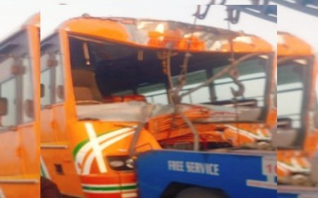 Sultanpur: पूर्वांचल एक्सप्रेसवे पर भीषण हादसा: टायर फटने से खड़े ट्रक में घुसी रोडवेज बस, परिचालक गंभीर।