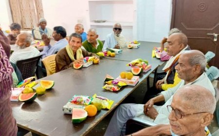 Sultanpur: समाजसेवियों ने वृद्धाश्रम और मानसिक मंदित संस्थान में मनाई अनोखी होली, बांटी खुशियों की सौगात। 