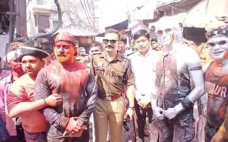 Sambhal: कल्कि नगरी सम्भल में होली की धूम: कहीं अनूठी परंपरा तो कहीं भक्ति के साथ उड़ा गुलाल।